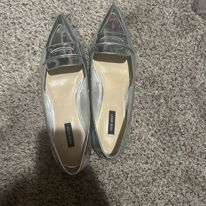 BRAND NEW/NEVER WORN Silver Flats